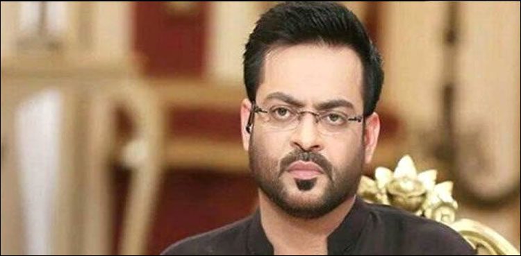 Amir Liaquat accuses PTI's leadership of disrimination.