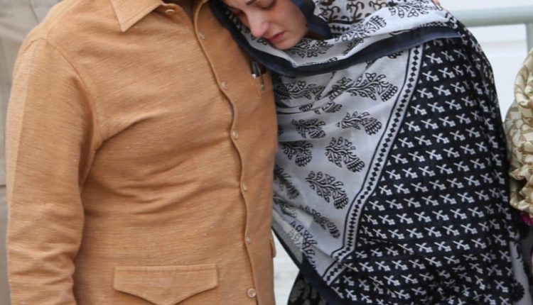 Shehbaz Shareef consoling Mariam Nawaz on Kulsoom Nawaz's death